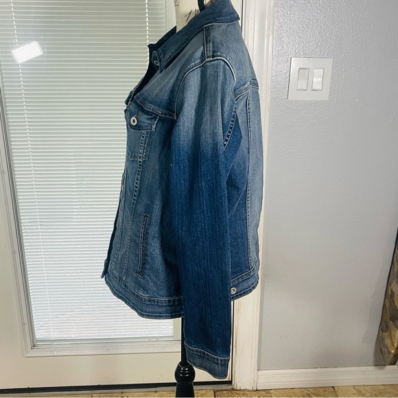 Levi’s Women’s Original Trucker Denim Jean Jacket Medium Wash Sz L - Picture 4 of 16